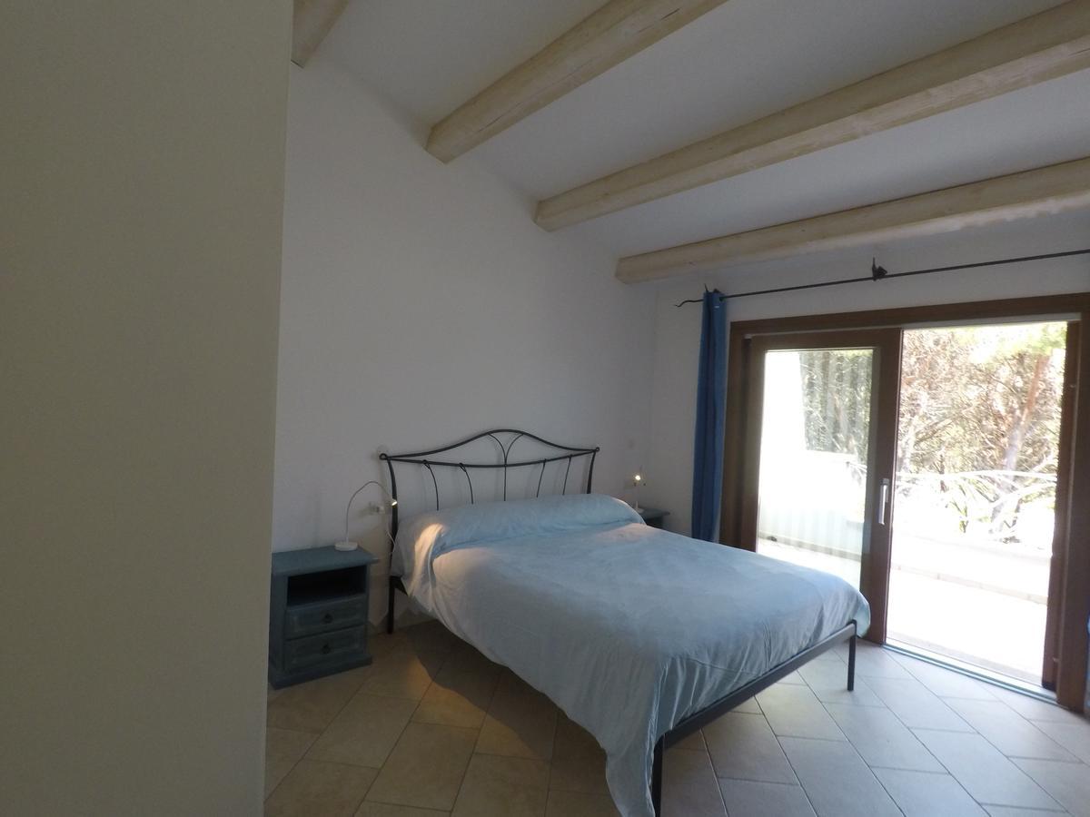 La Corte Degli Ulivi Appartamenti Cala Liberotto Bagian luar foto